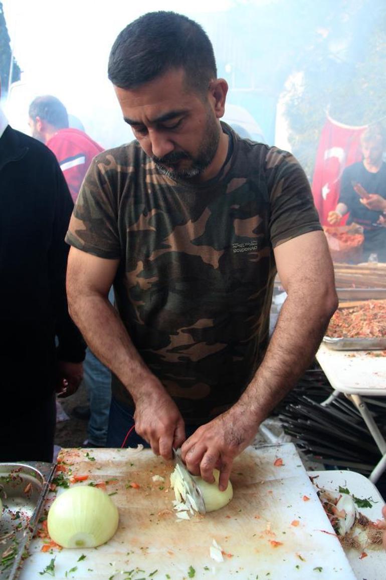 Hatay’da mangal yakılıp 2 bin depremzedeye kebap ikram edildi