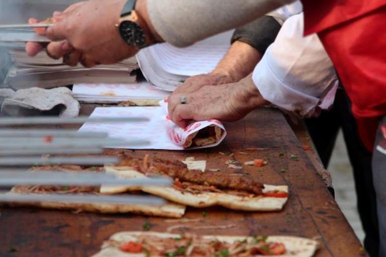 Hatay’da mangal yakılıp 2 bin depremzedeye kebap ikram edildi