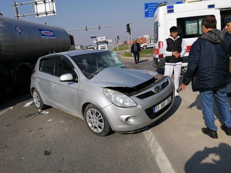 Depremzedelerin otomobili, kamyonetle çarpıştı: 1 ölü, 5 yaralı