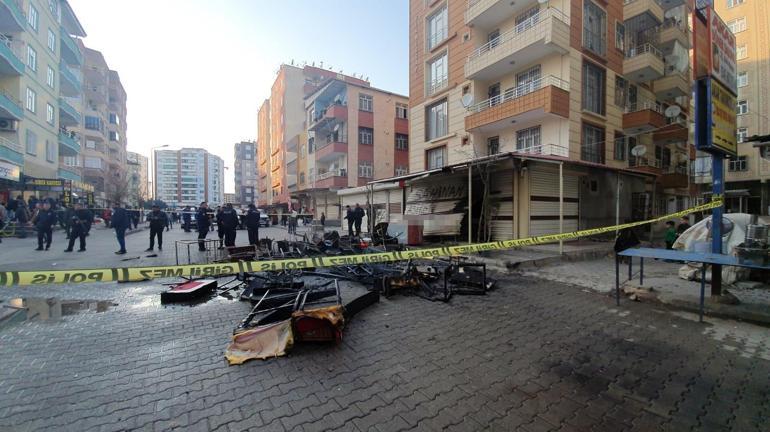 Kavga ettikleri kişinin işyerindeki eşyasını sokağa çıkarıp ateşe verdiler