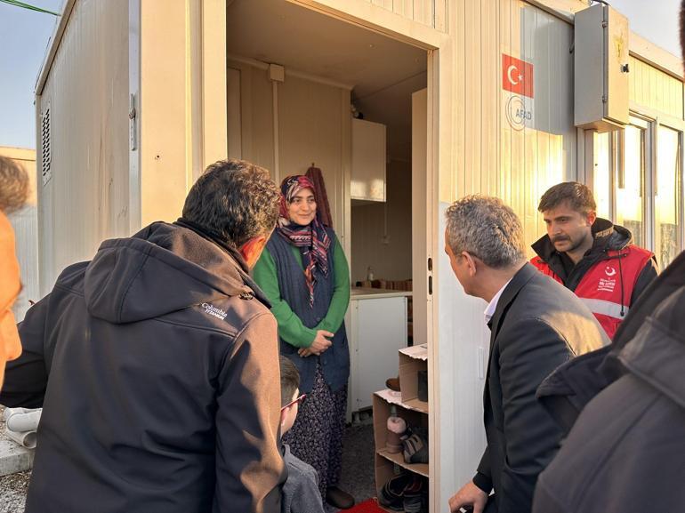 Bakan Özer, Beydağı Geçici Barınma Merkezini ziyaret etti