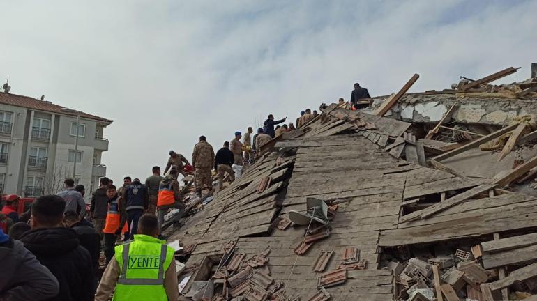 Malatyada 5.6 büyüklüğünde deprem; hasarlı bazı binalar yıkıldı