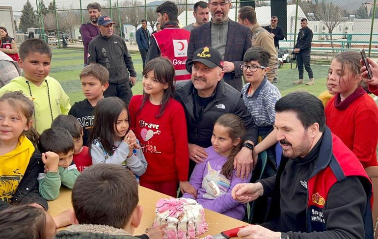 Depremzede Ecrin’e doğum günü sürprizi