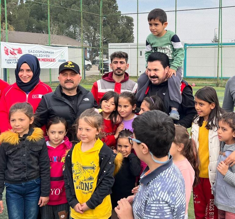 Depremzede Ecrin’e doğum günü sürprizi