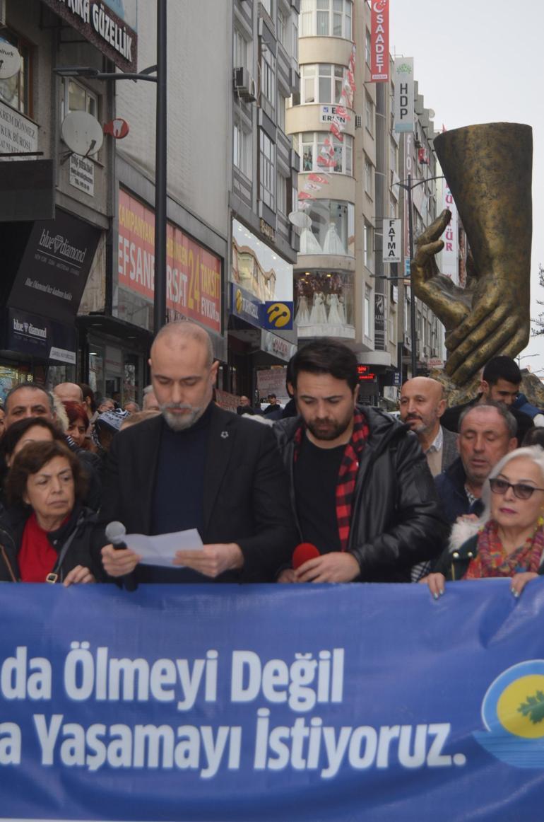Avcılarda Deprem Anıtı önünde eylem