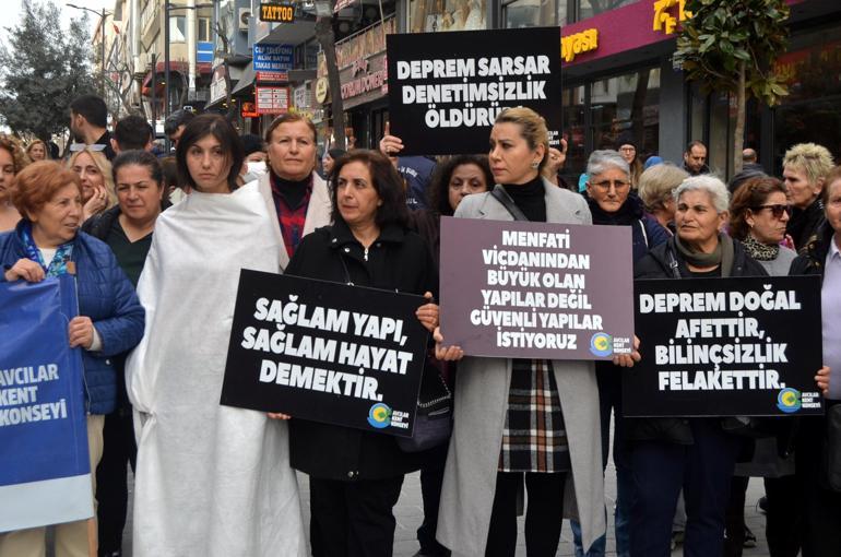 Avcılarda Deprem Anıtı önünde eylem