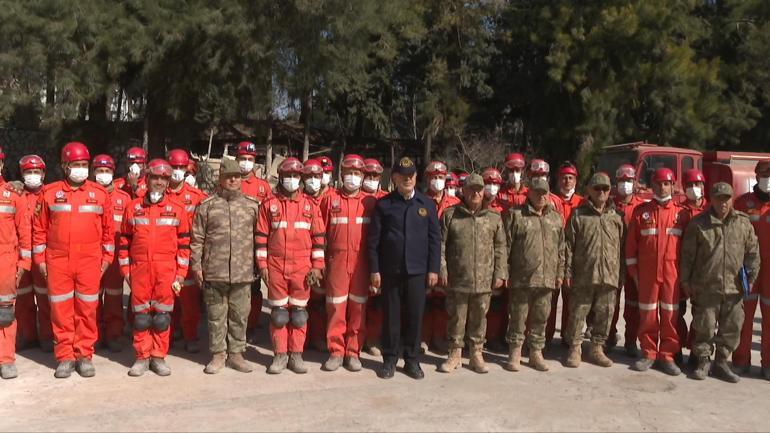 Bakan Akardan 326 kişiyi kurtaran Mehmetçiğe tebrik ziyareti
