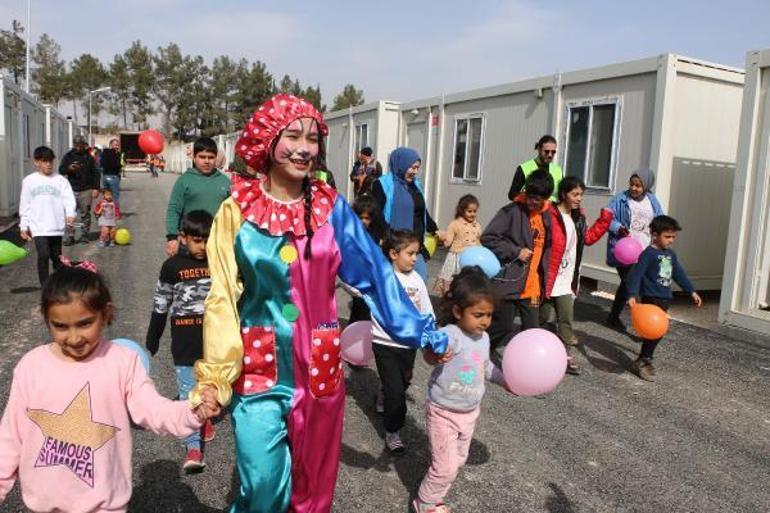 Depremzede çocukların eğlencesine vali de eşlik etti
