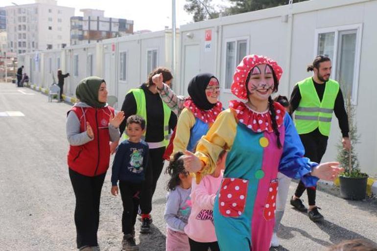 Depremzede çocukların eğlencesine vali de eşlik etti