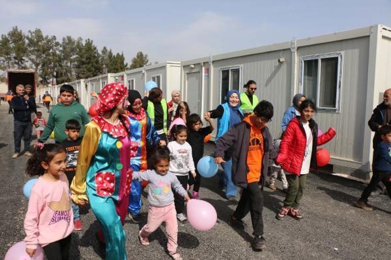 Depremzede çocukların eğlencesine vali de eşlik etti