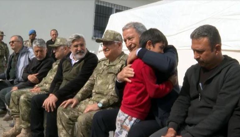 Bakan Akardan 326 kişiyi kurtaran Mehmetçiğe tebrik ziyareti
