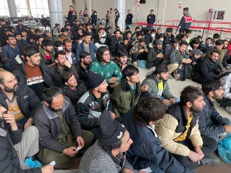 Afganistanlı 136 kaçak göçmen ülkelerine gönderildi