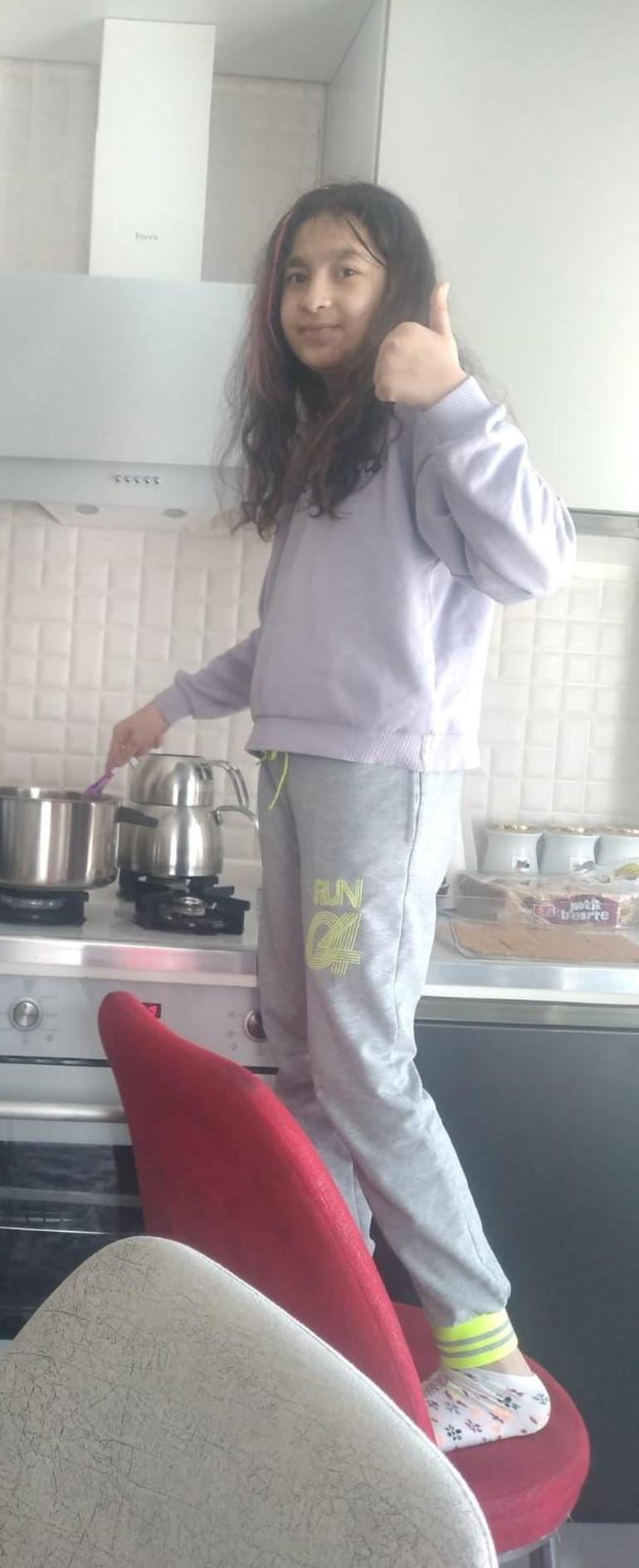 Enkazdan 40 saat sonra çıkarılan Aysima, kendisini kurtaran ekiplerle görüştü