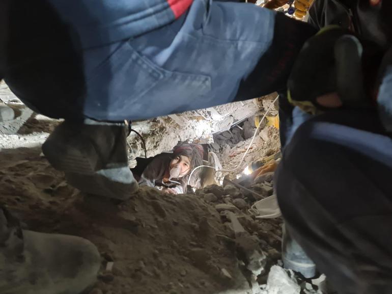 Enkazdan 40 saat sonra çıkarılan Aysima, kendisini kurtaran ekiplerle görüştü