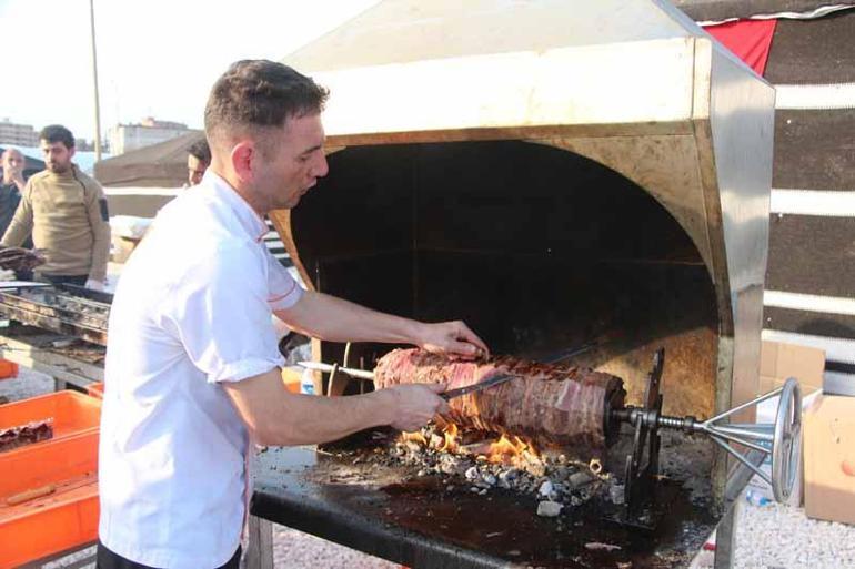 Hataylı depremzedelere Erzurum cağ kebabı ikram edildi