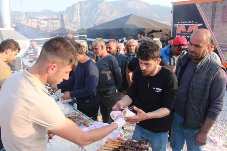 Hataylı depremzedelere Erzurum cağ kebabı ikram edildi