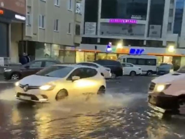 Kartalda rögardan taşan sular caddeyi göle çevirdi