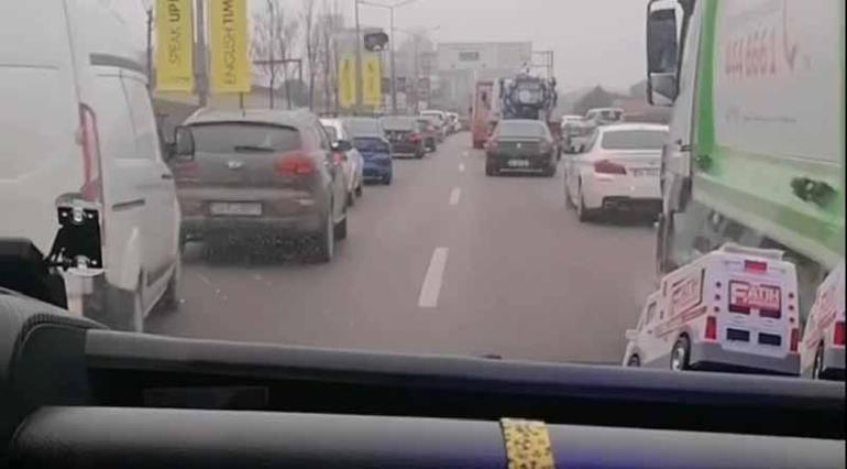 Beykozda sürücüler fermuar sistemi ile ambulansa yol verdi