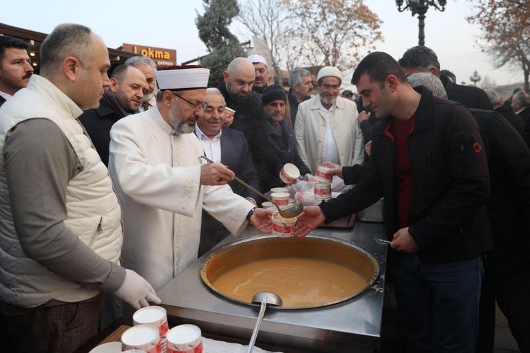 Diyanet İşleri Başkanı Erbaş, depremde ölen vatandaşlar için dua etti