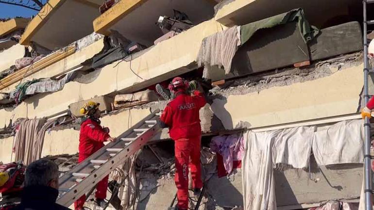 Kızının elini tutan baba, gözümüzün önünde