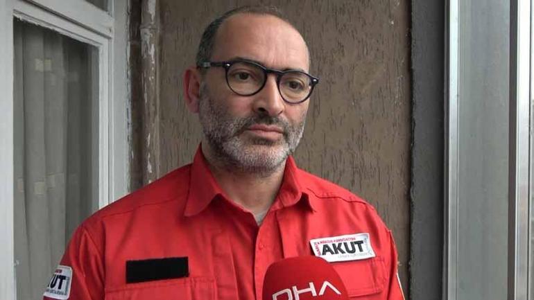 Kızının elini tutan baba, gözümüzün önünde