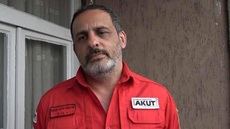 Kızının elini tutan baba, gözümüzün önünde