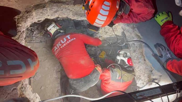 Kızının elini tutan baba, gözümüzün önünde