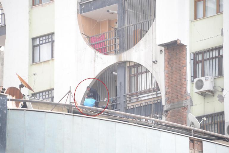 Ağır hasarlı Galeria Sitesinde ev sahipleri ve esnaf, eşyalarını çıkardı