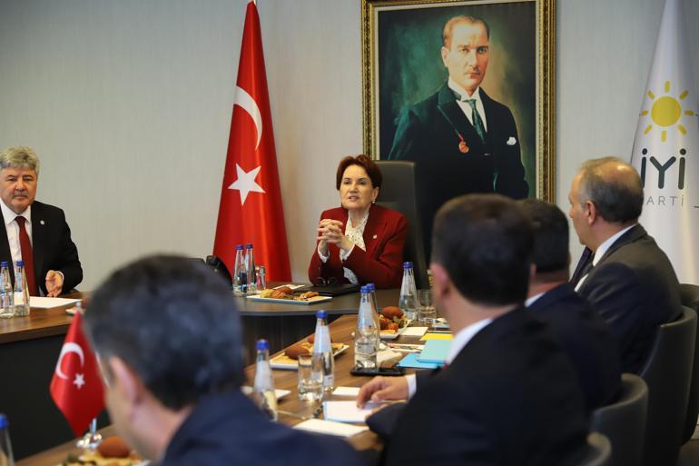 Akşener, belediye başkanlarıyla bir araya geldi