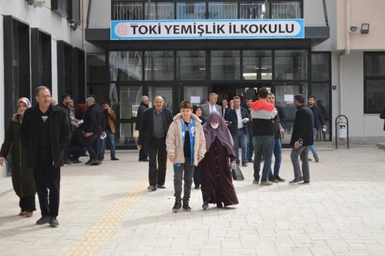 Elazığ’daki depremin ardından kurulan mahallede muhtarlık seçimi