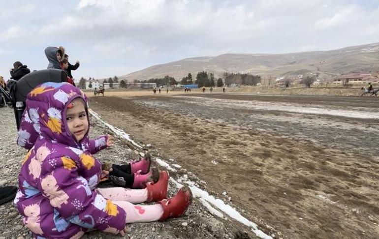 Bayburtta depremzede çocuklar cirit yarışı izledi, atlara bindi