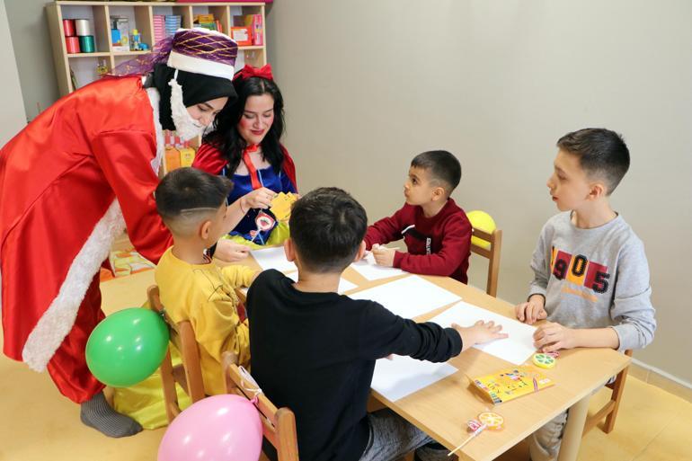 Depremzede çocuklar açılışını yaptıkları oyun salonunda eğlendi