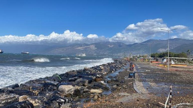 Deniz seviyesinin yükseldiği İskenderunda binalar boşaltıldı