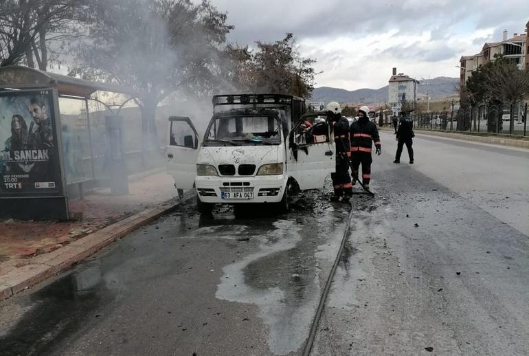 Elazığ’da seyir halinde yanan kamyonetteki çocuk yaralandı