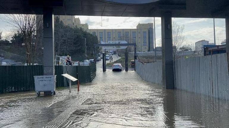 Şebeke suyu akaryakıt istasyonu ve şehir parkını göle çevirdi