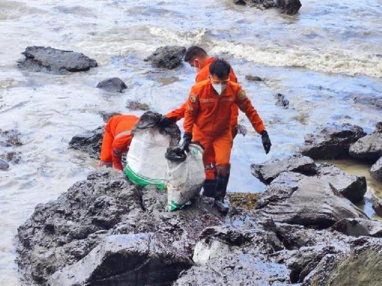 Filipinler’de yayılan ham petrol çevreyi ve halk sağlığını tehdit ediyor