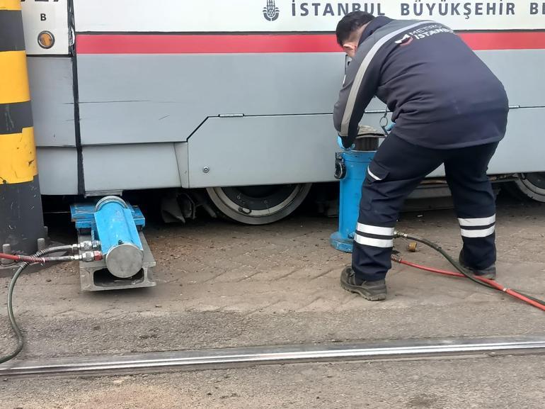 Sirkecide aynı yerde tramvay yeniden raydan çıktı