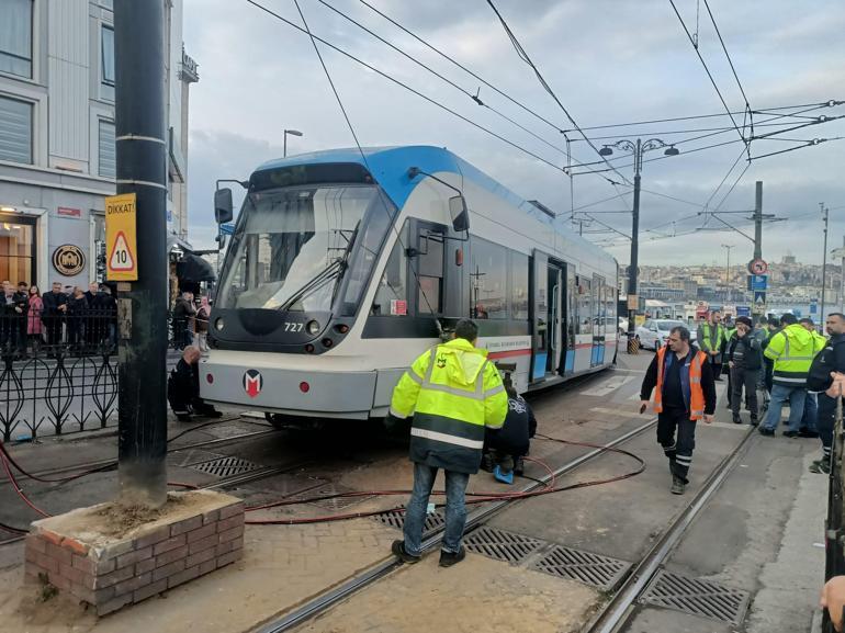 Sirkecide aynı yerde tramvay yeniden raydan çıktı