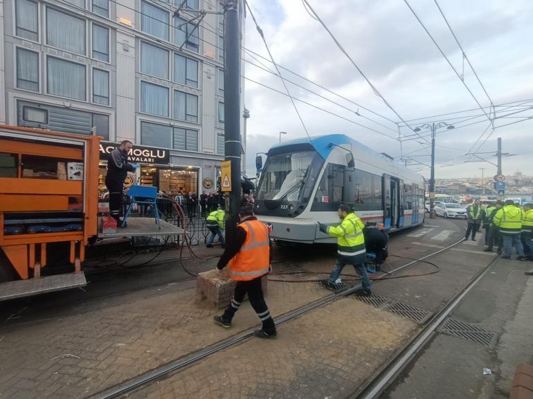 Sirkecide aynı yerde tramvay yeniden raydan çıktı