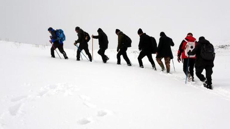 Kuraklığa dikkat çekmek için, Zernaki Tepeye tırmanıp pankart açtılar