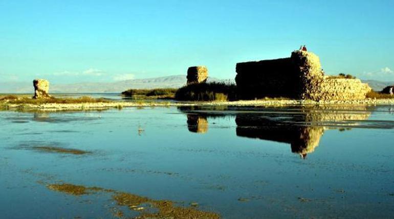 Kuraklığa dikkat çekmek için, Zernaki Tepeye tırmanıp pankart açtılar