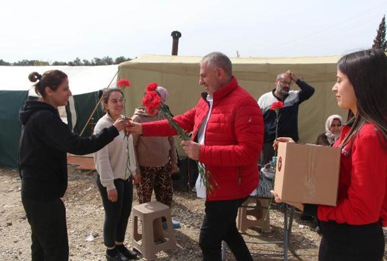 Hatayda çadırda kalan kadınlara 8 Mart karanfili