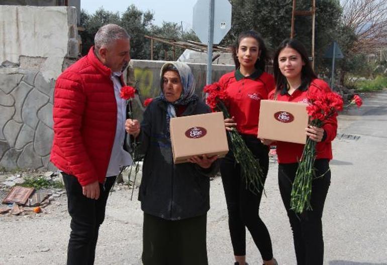 Hatayda çadırda kalan kadınlara 8 Mart karanfili