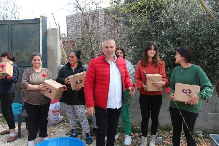 Hatayda çadırda kalan kadınlara 8 Mart karanfili