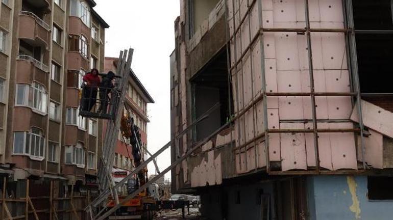 Erzurumda riskli 47 yıllık bina yıkılıyor