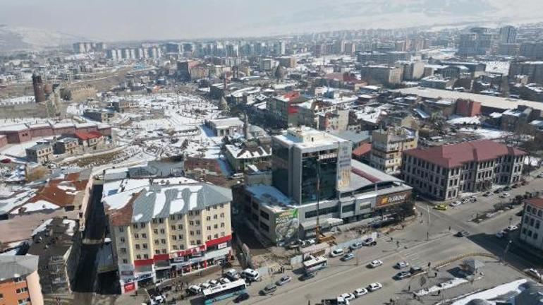 Erzurumda riskli 47 yıllık bina yıkılıyor