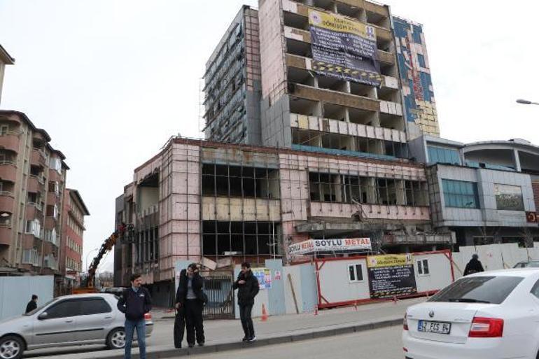 Erzurumda riskli 47 yıllık bina yıkılıyor