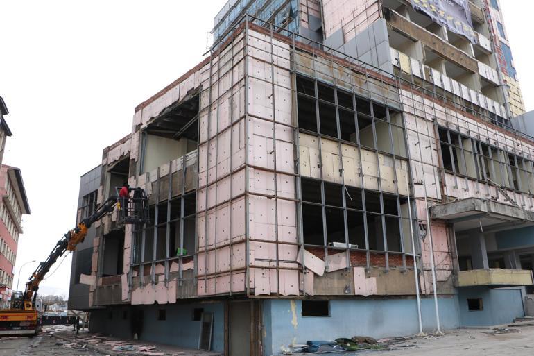 Erzurumda riskli 47 yıllık bina yıkılıyor