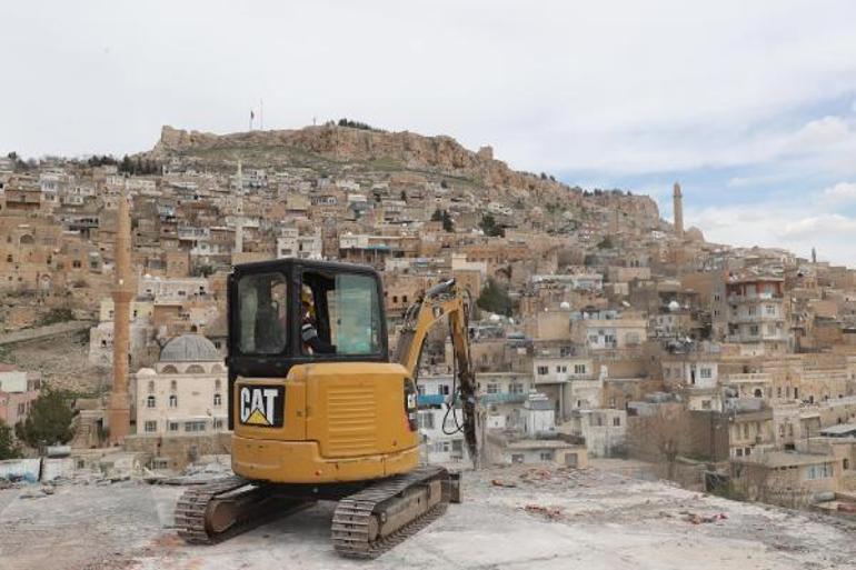 Mardinde 5 katlı betonarme bina yıkılıyor