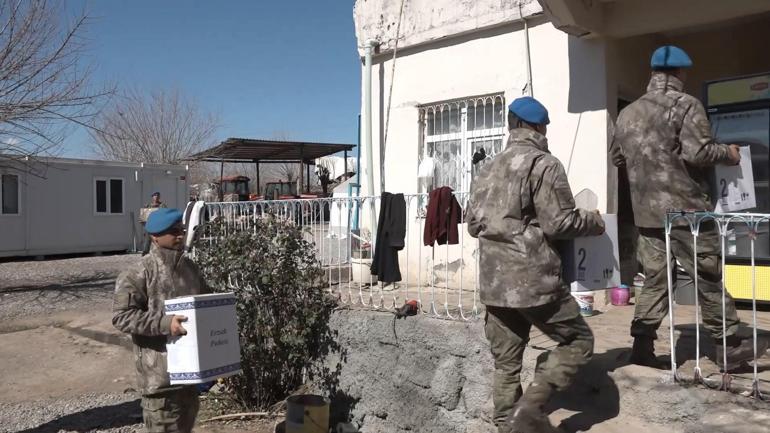 Mehmetçikten depremzede şehit ailesine ziyaret